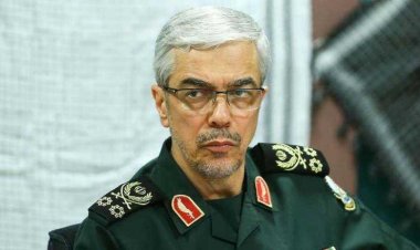 باقري يتفقد لاول مرة قاعدة سرية تحت الأرض للطائرات المسيرة للجيش