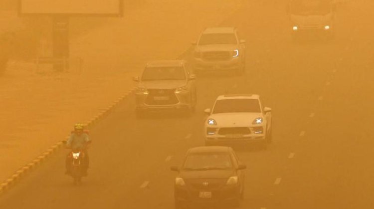 عاصفة ترابية توقف مؤقتاً حركة الملاحة بمطار الكويت الدولي