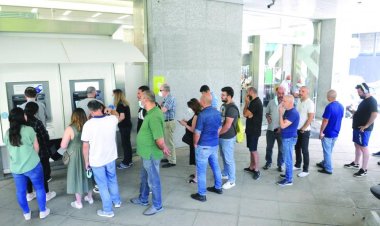 زحمة أمام المصارف بعد تحويل رواتب القطاع العام