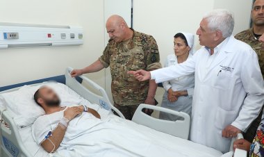 بالصور: قائد الجيش يزور العسكريين الذين أصيبوا في الشراونة: دماء الشهداء والجرحى لن تذهب سدى