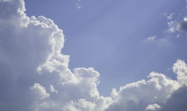 الطقس غائم جزئيّاً ودرجات الحرارة مستقرة