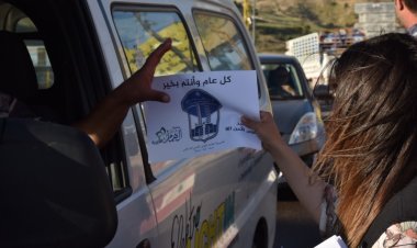 بمناسبة عيد ال161 ...بالصور : قوى الامن قامت بتوزيع أعلام على المواطنين