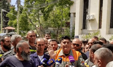 وقفة لمتطوعي الدفاع المدني أمام قصر عدل بعبدا للمطالبة بمعرفة مصيرهم ومستقبلهم