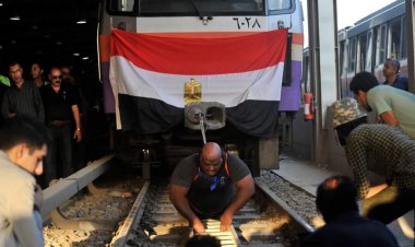 يجر 6 عربات مترو.. مصري يسعى للقب "الأقوى في العالم"