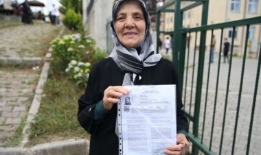 جدة لـ18 حفيدا.. عمرها 84 عاما تتقدم لامتحان القبول الجامعي!