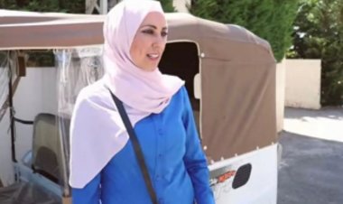 الأولى في لبنان.. من ربة منزل إلى سائقة "توكتوك"