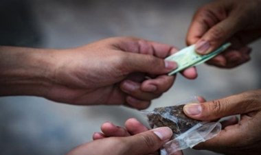 يروج المخدرات على متن دراجة آلية  في برج حمود !