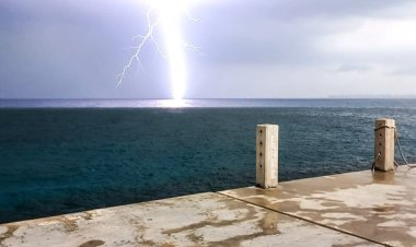 أمطار وسيول ورياح اجتاحت عددا من المناطق مسببة أضرارا بالمزروعات والطرق