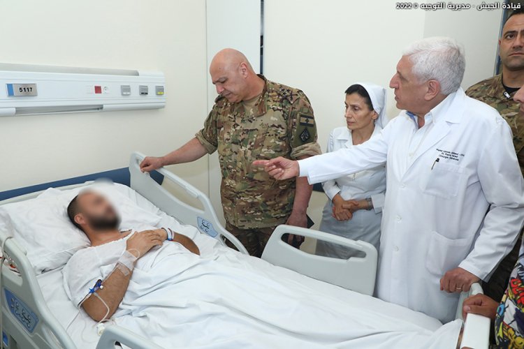 بالصور: قائد الجيش يزور العسكريين الذين أصيبوا في الشراونة: دماء الشهداء والجرحى لن تذهب سدى