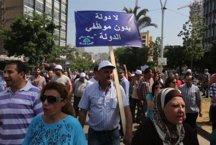 موظفو القطاع العام: الخرطوشة الأخيرة