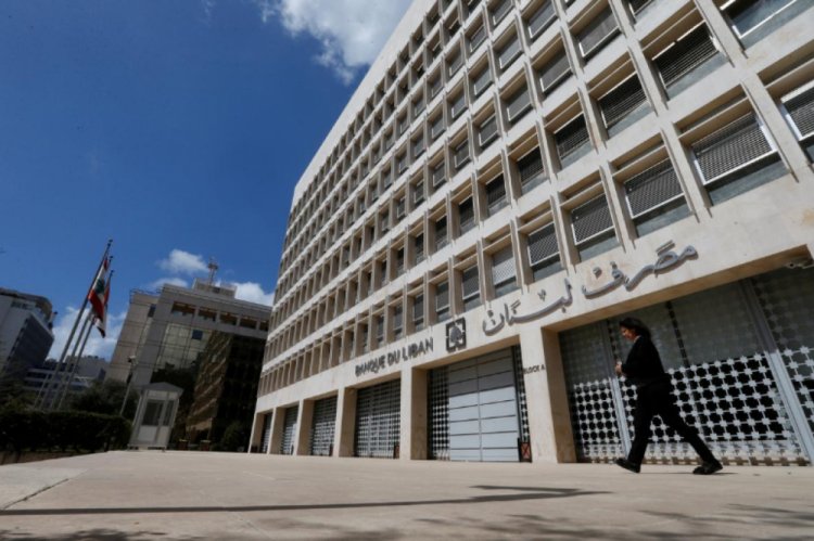 تداعيات الإضراب المصرفي كارثية...الدولار الى ارتفاع والرواتب مجمدة