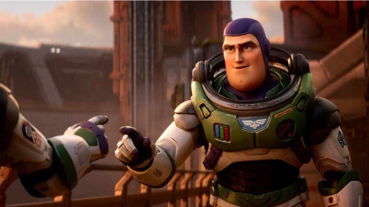 قبلة مثلية تتسبب بمنع عرض فيلم Lightyear في دول عربية