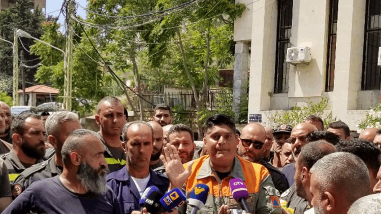 وقفة لمتطوعي الدفاع المدني أمام قصر عدل بعبدا للمطالبة بمعرفة مصيرهم ومستقبلهم