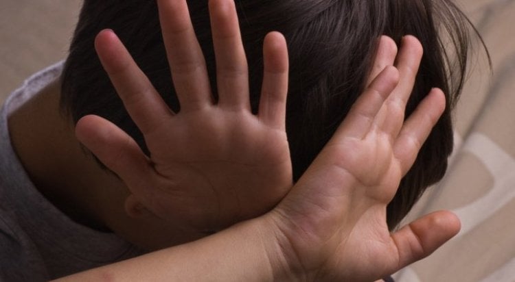 بالفيديو: العثور على طفل سجنه والده تحت الارض في طرابلس