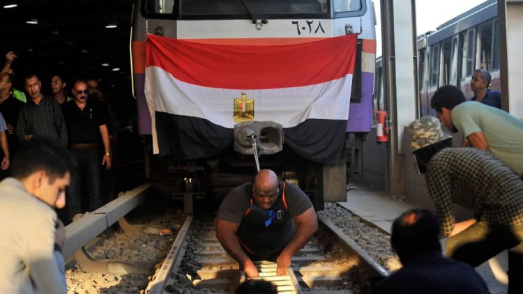 يجر 6 عربات مترو.. مصري يسعى للقب "الأقوى في العالم"