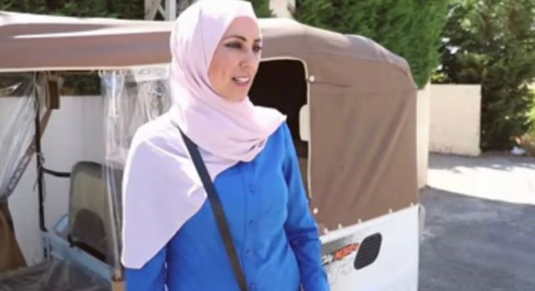 الأولى في لبنان.. من ربة منزل إلى سائقة "توكتوك"