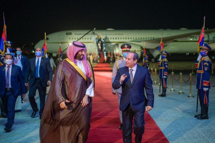 ولي العهد السعودي يبدأ جولته الخارجية بمصر