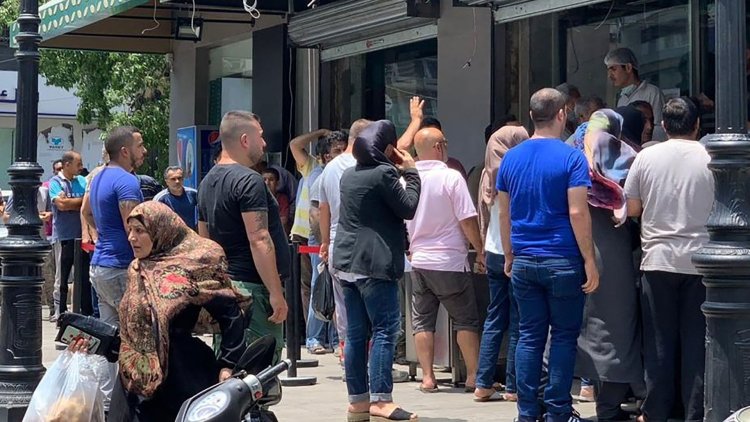 الطوابير تعود أمام الأفران في الشمال