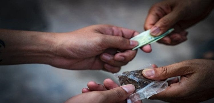 يروج المخدرات على متن دراجة آلية  في برج حمود !