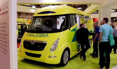 سيارة إسعاف تنقل المستشفى إليك