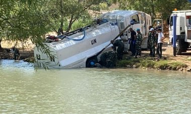 بالصور: إنزلاق شاحنة لقوات "اليونيفيل" في نهر الليطاني