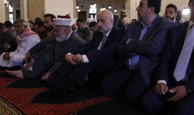 المصلّون افترشوا ساحة الشهداء للمشاركة في صلاة العيد... الكردي: أين التحقيق في انفجار مرفأ بيروت؟