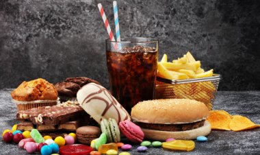 عادات غذائية خاطئة في العيد تهدد صحتك