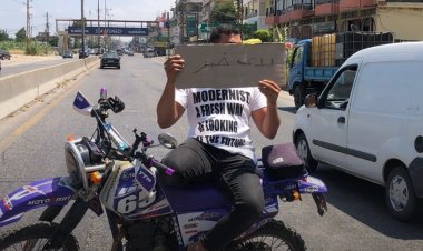 بالصور: أحد المواطنين يقطع الطريق في المنية.. "بدي خبز"