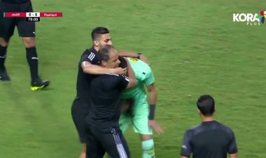 شارك بعد وفاة شقيقه بساعات وهاجمته الجماهير.. حارس الاتحاد المصري ينهار باكيا ويوقف المباراة