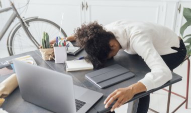 خمسة أعراض جسدية قد لا تدركها يمكن أن تكون ناجمة عن الإرهاق