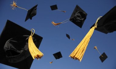 عرض شهادته الجامعية للبيع