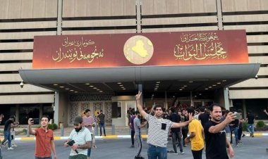المتظاهرون يدخلون مبنى مجلس النواب العراقي في المنطقة الخضراء