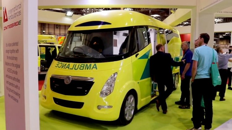سيارة إسعاف تنقل المستشفى إليك