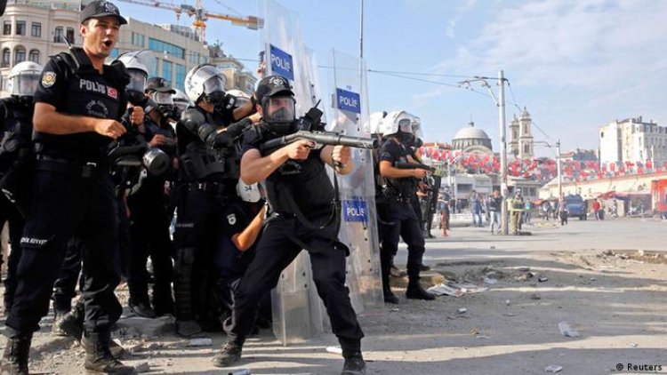 الشرطة التركية تفض مسيرة مؤيدة للمثليين وتعتقل 30 شخصا