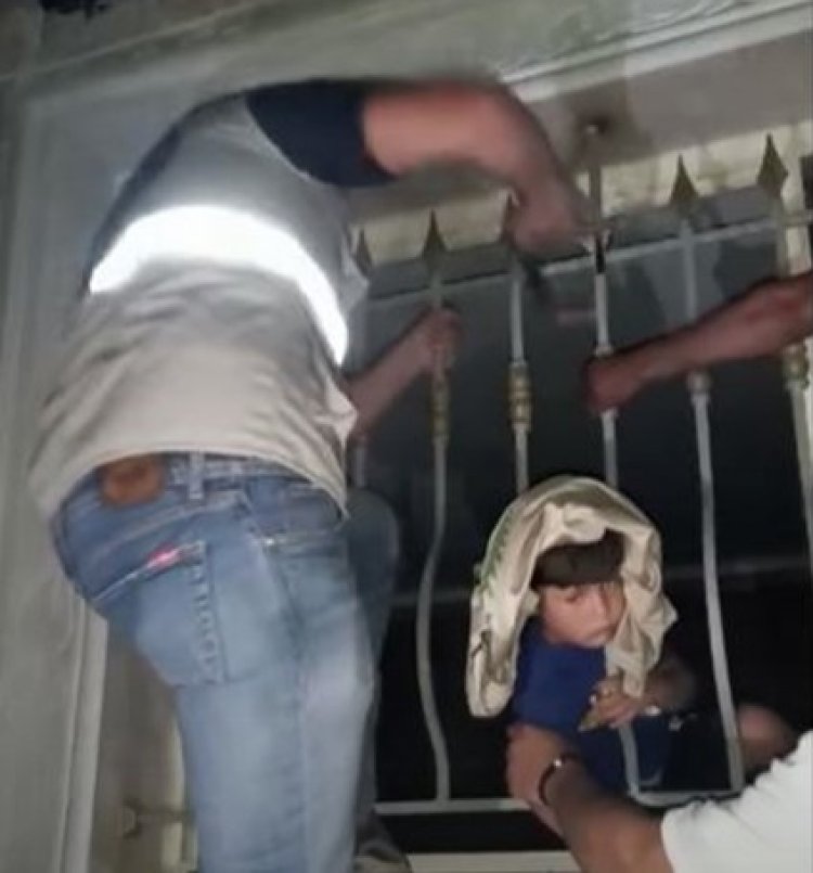 إنقاذ طفل علق بين دفاعات النافذة في مجدل سلم