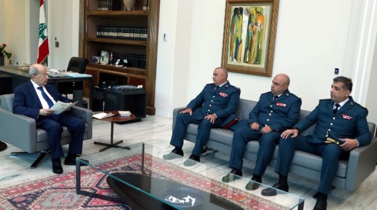 رئيس الجمهورية يتسلم دعوة لاحتفال تقليد السيوف للضباط في 1 آب