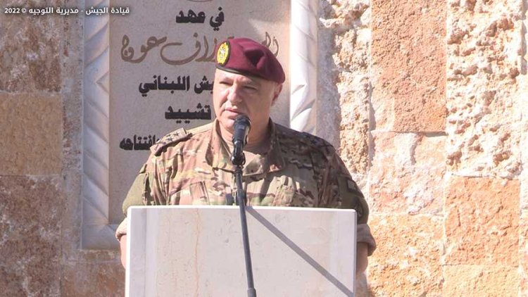 بالصور - قائد الجيش متفقدا معهد الرتباء وفوج الحدود البرية الرابع: من دونكم ستسود شريعة الغاب