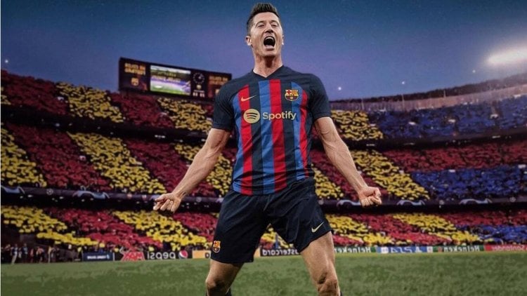 ليفاندوفسكي يتعرض للسرقة خلال التوقيع لمشجعي برشلونة