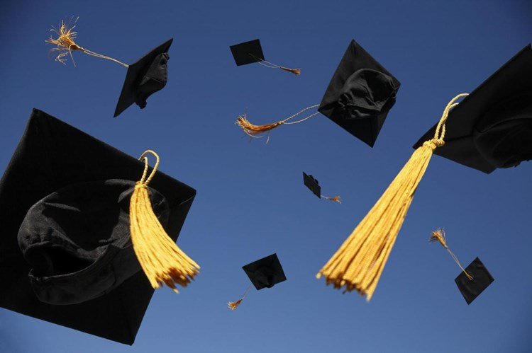 عرض شهادته الجامعية للبيع