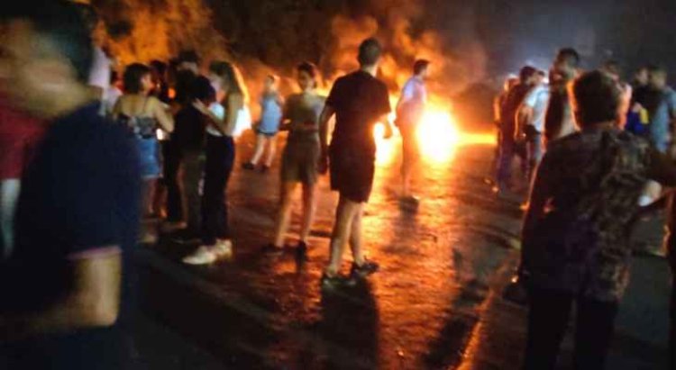 قطع طريق المنصورية بالاتجاهين من قبل الاهالي بسبب الفلتان الامني واشكال مع النازحين السوريين