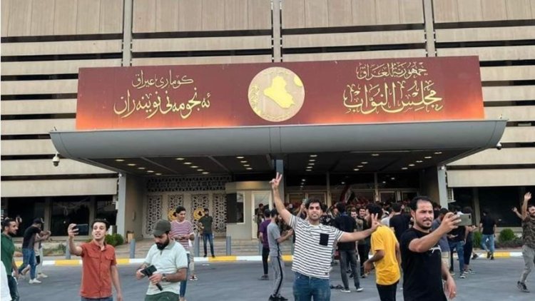 المتظاهرون يدخلون مبنى مجلس النواب العراقي في المنطقة الخضراء