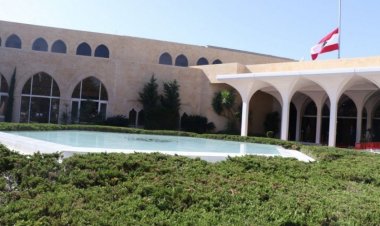 بالصورة- تنكيس العلم اللبناني في قصر بعبدا