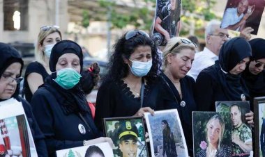 أهالي ضحايا تفجير مرفأ بيروت من أمام السفارة الفرنسية: فرنسا لديها فرصة اليوم للوقوف ضدّ المسؤولين عن تمييع العدالة
