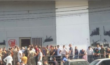 بعد فتح أبوابها... هكذا بدا المشهد أمام المصارف