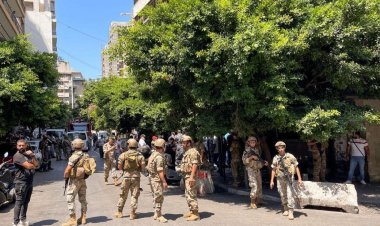 بالفيديو: مواطن يحتجز موظّفين داخل مصرف في الحمراء والجيش يطوّق المكان