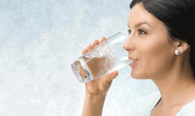 ماذا يحدث لو اكتفيت بالماء مشروبا لشهر واحد؟