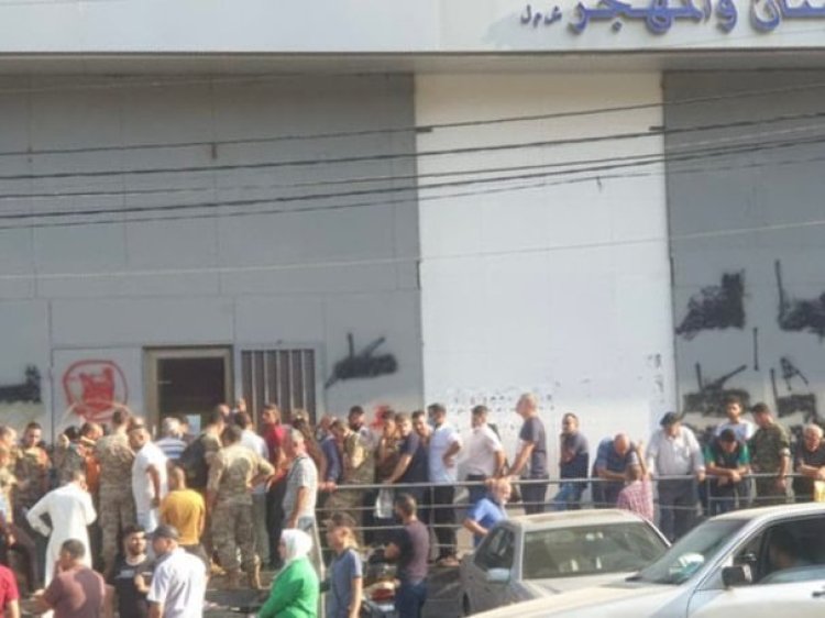 بعد فتح أبوابها... هكذا بدا المشهد أمام المصارف
