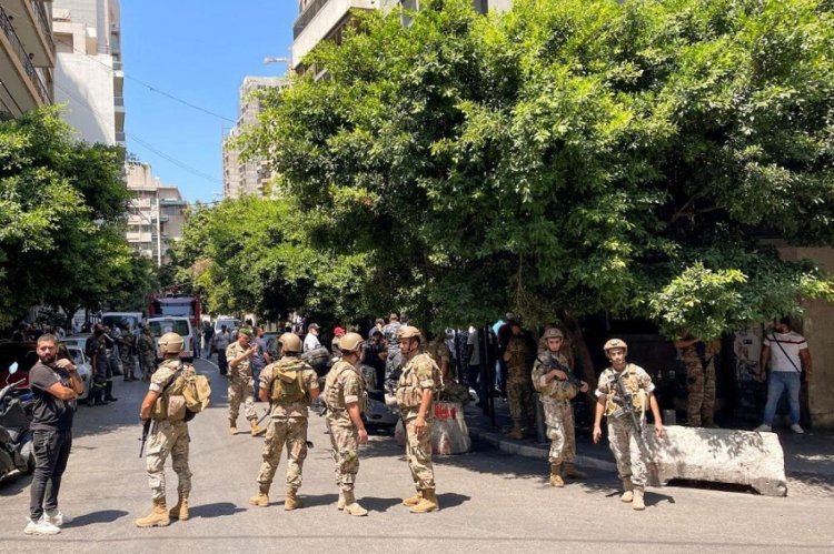 بالفيديو: مواطن يحتجز موظّفين داخل مصرف في الحمراء والجيش يطوّق المكان