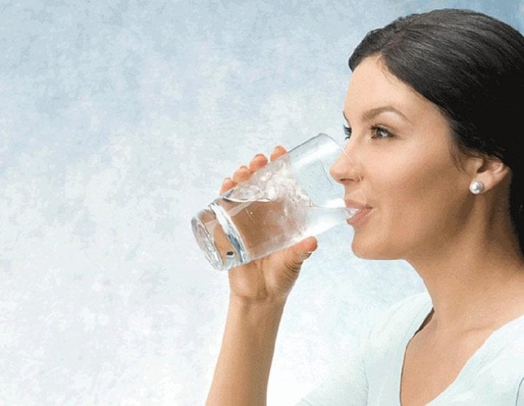 ماذا يحدث لو اكتفيت بالماء مشروبا لشهر واحد؟